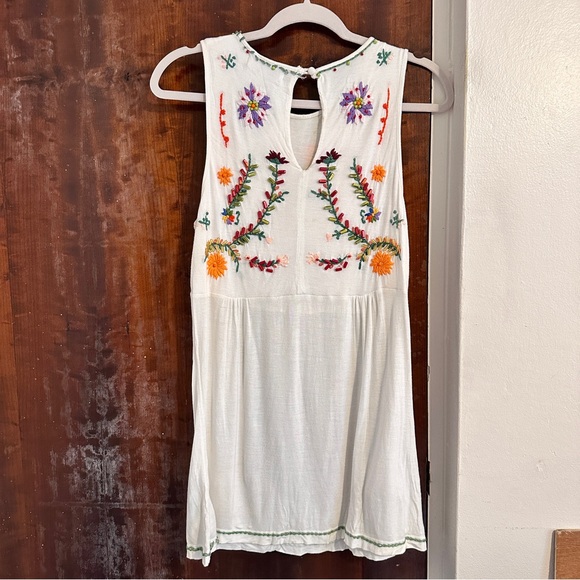Embroidered white top. - Picture 2 of 8